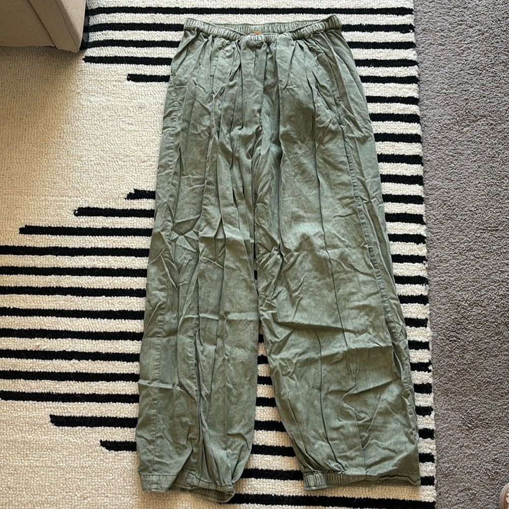 Free People green Khaki jogger style pants. size XS